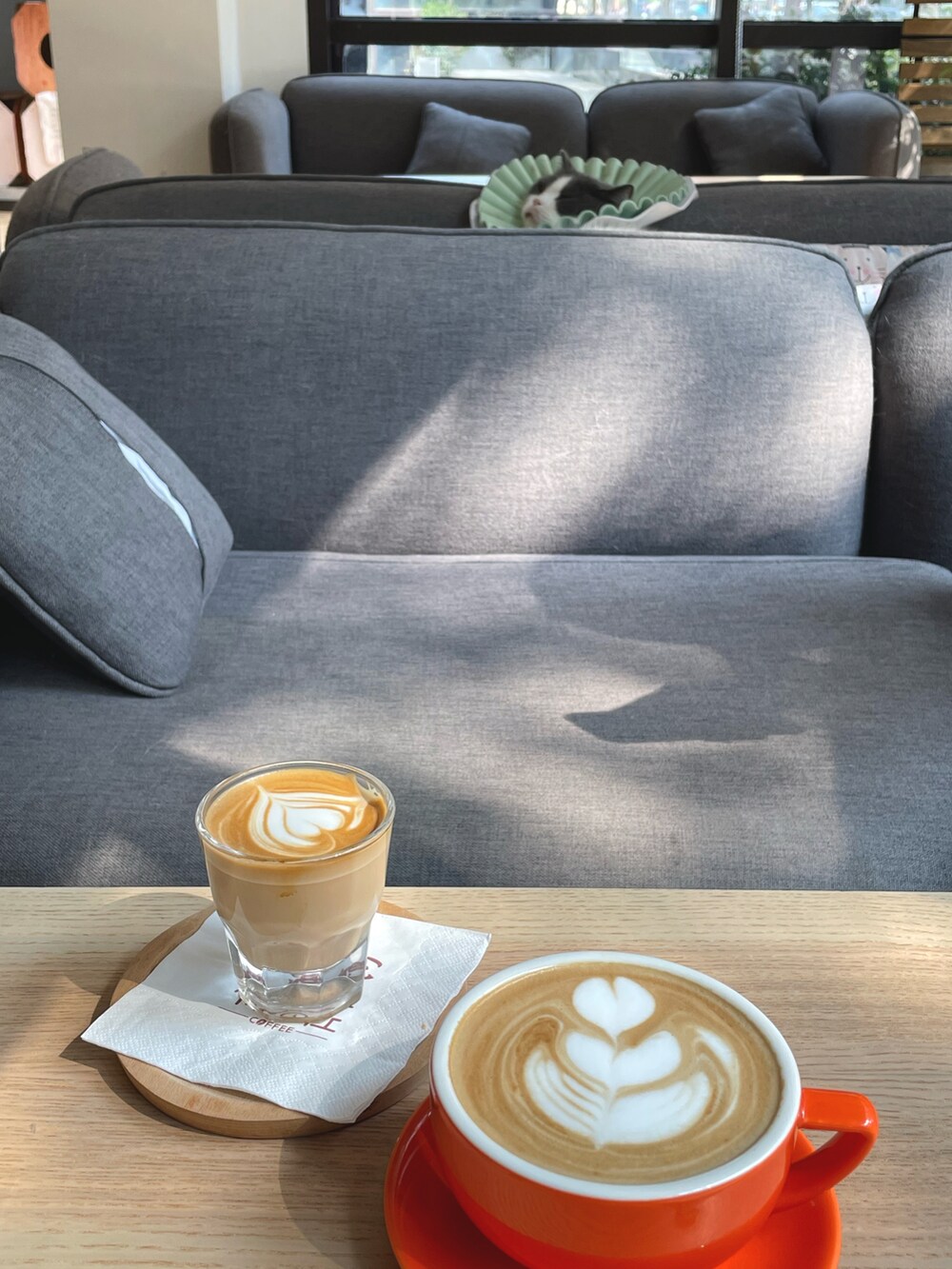 ホワイト系のニット/セーター、ブルー系のデニムパンツを着用したレディースの春コーディネートの3枚目の写真