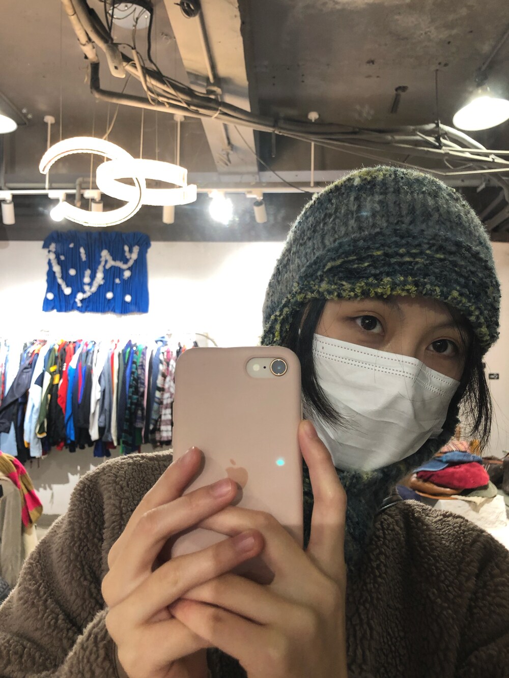 ブラウン系のジャケット/アウター、ベージュ系のキャップを着用したレディースの春コーディネートの3枚目の写真