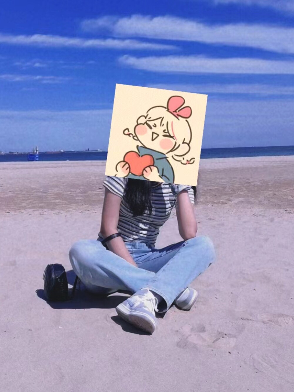 その他のTシャツ/カットソー、ブルー系のデニムパンツ、ブラック系のショルダーバッグを着用したレディースの春コーディネートの2枚目の写真