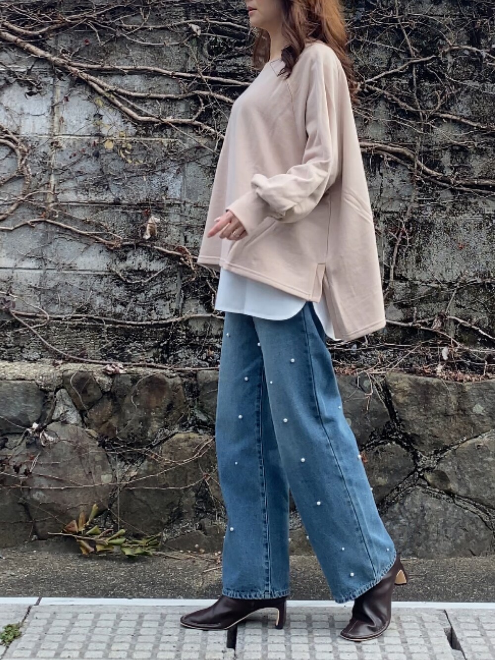 ブルー系のデニムパンツ、ベージュ系のスウェットを着用したレディースの冬コーディネートの2枚目の写真