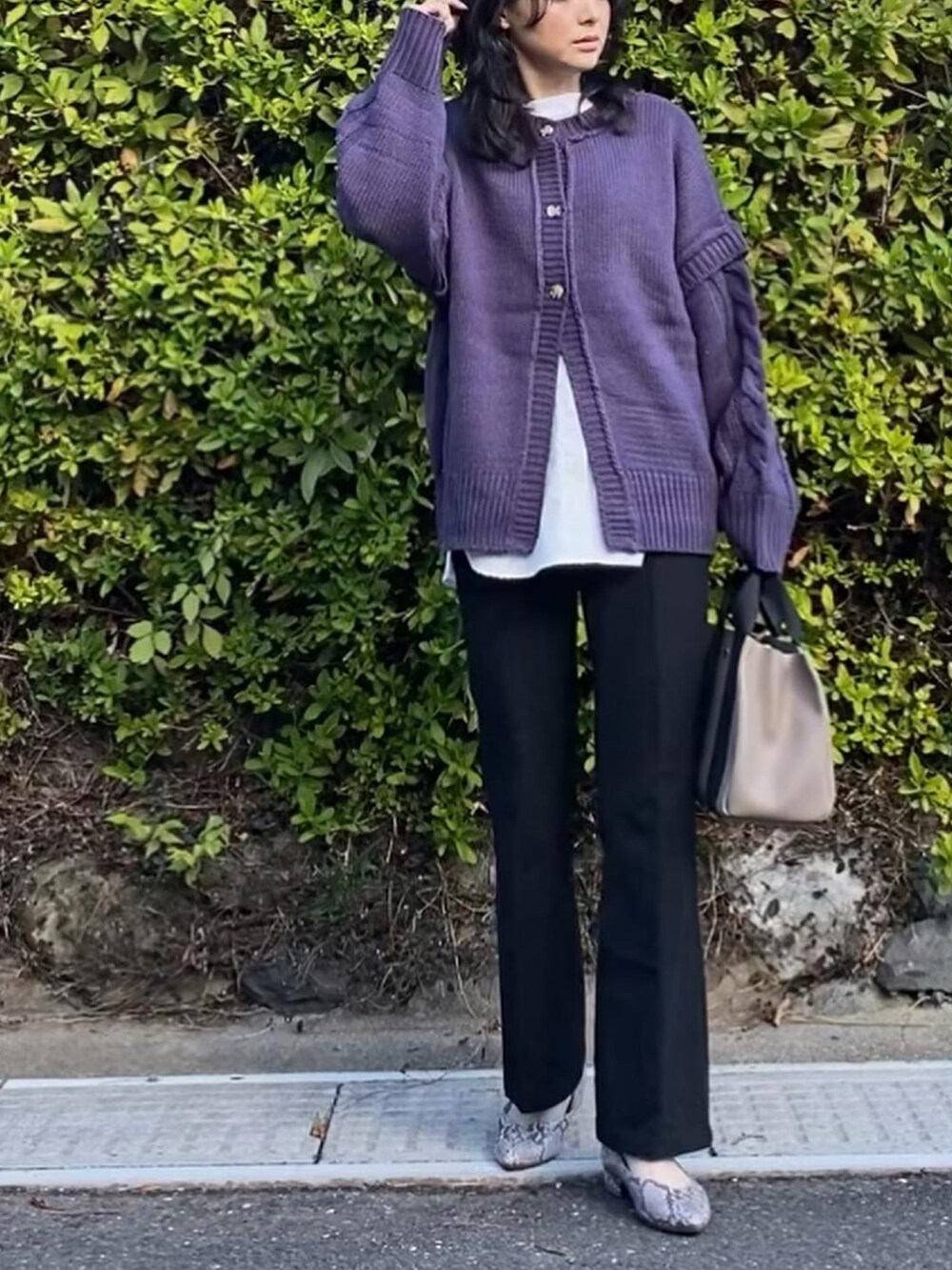 パープル系のニット/セーターを着用したレディースの冬コーディネートの2枚目の写真