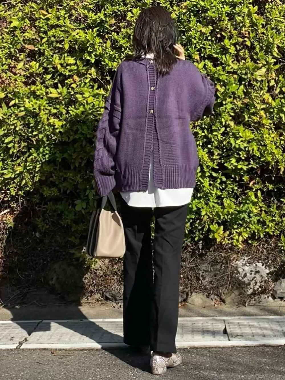 パープル系のニット/セーターを着用したレディースの冬コーディネートの3枚目の写真