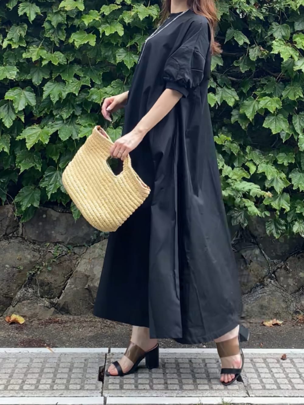 ブラック系のワンピースを着用したレディースの夏コーディネートの3枚目の写真