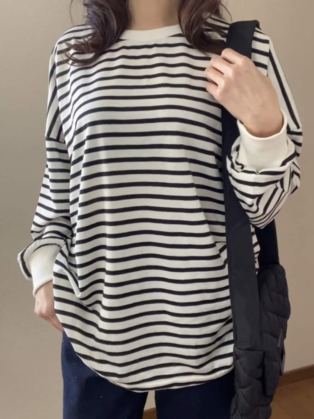 ベージュ系のトレンチコート、ブラック系のTシャツ/カットソーを着用したレディースの冬コーディネートの3枚目の写真