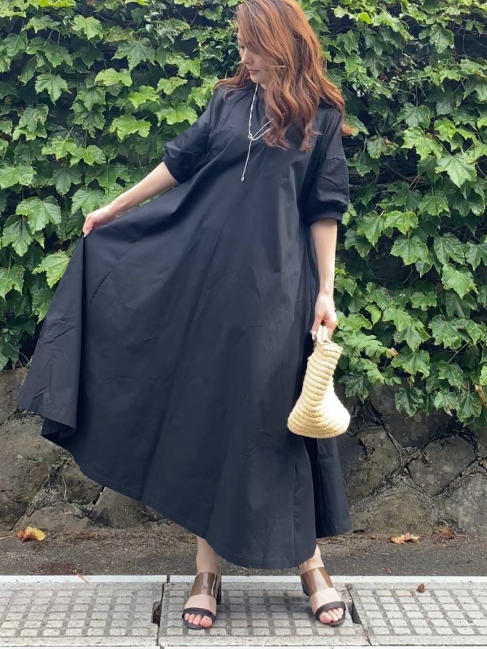 ブラック系のワンピースを着用したレディースの夏コーディネートの4枚目の写真