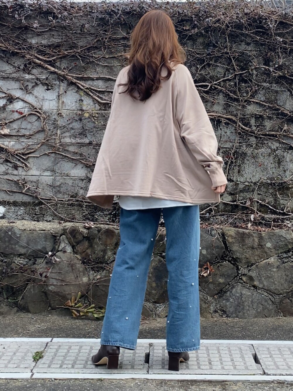 ブルー系のデニムパンツ、ベージュ系のスウェットを着用したレディースの冬コーディネートの3枚目の写真