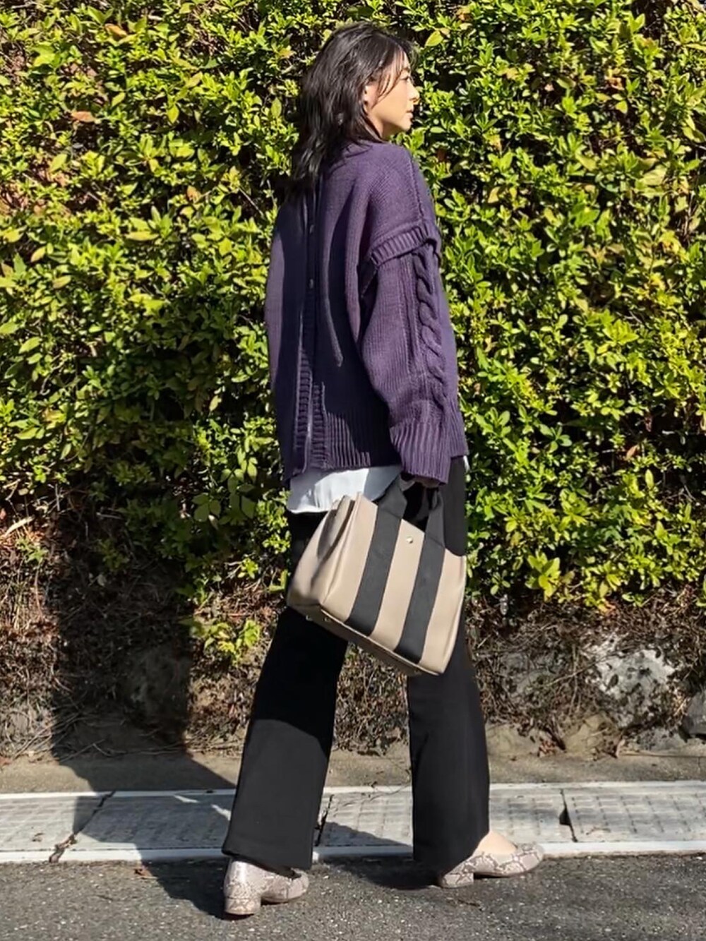 パープル系のニット/セーターを着用したレディースの冬コーディネートの4枚目の写真