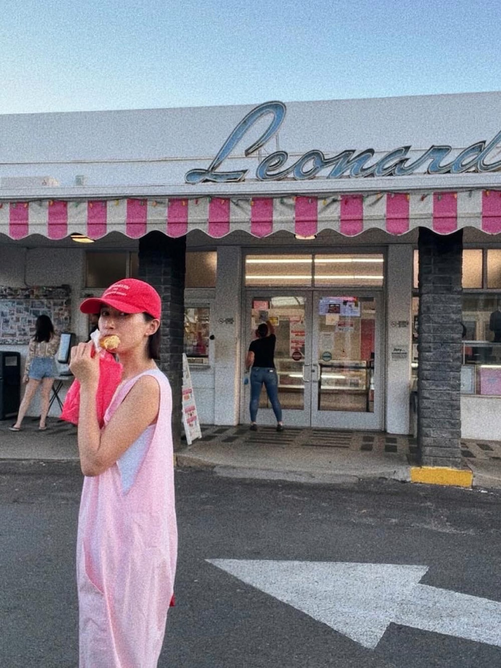 「シンプルコーデ、休日スタイル、オトナカジュアル、おでかけコーデ、オーバーサイズ、オトナ女子、ラクチンコーデ、サロペット、ぴんく、リラックススタイル、キャップ、30代コーデ、シンプルスタイル、ピンク」｜「6の＜6(ROKU)＞COTTON SOME ALL IN ONE/オールインワン（つなぎ/オールインワン、ピンク系）」を使った、Kazumiさん（レディース・165cm）の冬コーディネートの2枚目の写真