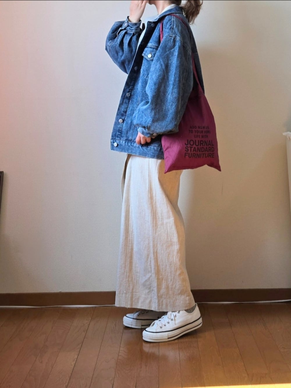 ブルー系のデニムジャケット、グリーン系のスウェット、ベージュ系のその他パンツを着用したレディースの春コーディネートの2枚目の写真