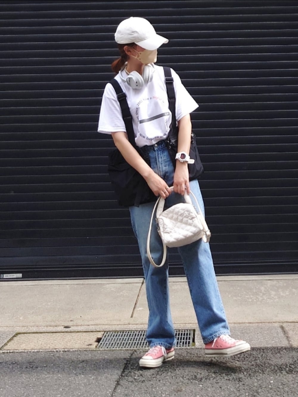 「ロゴT、白Tシャツ、デニム、ベスト、レイヤードスタイル、キャップ、スニーカー、大人カジュアル、シンプルコーデ、カジュアルコーデ、春夏コーデ、休日スタイル、初夏コーデ、Q♥︎、SOMETHING」|「QのサークルロゴT(Tシャツ/カットソー、ホワイト系)」を使った、マルルン♪ さん(レディース・159cm)の春コーディネートの2枚目の写真