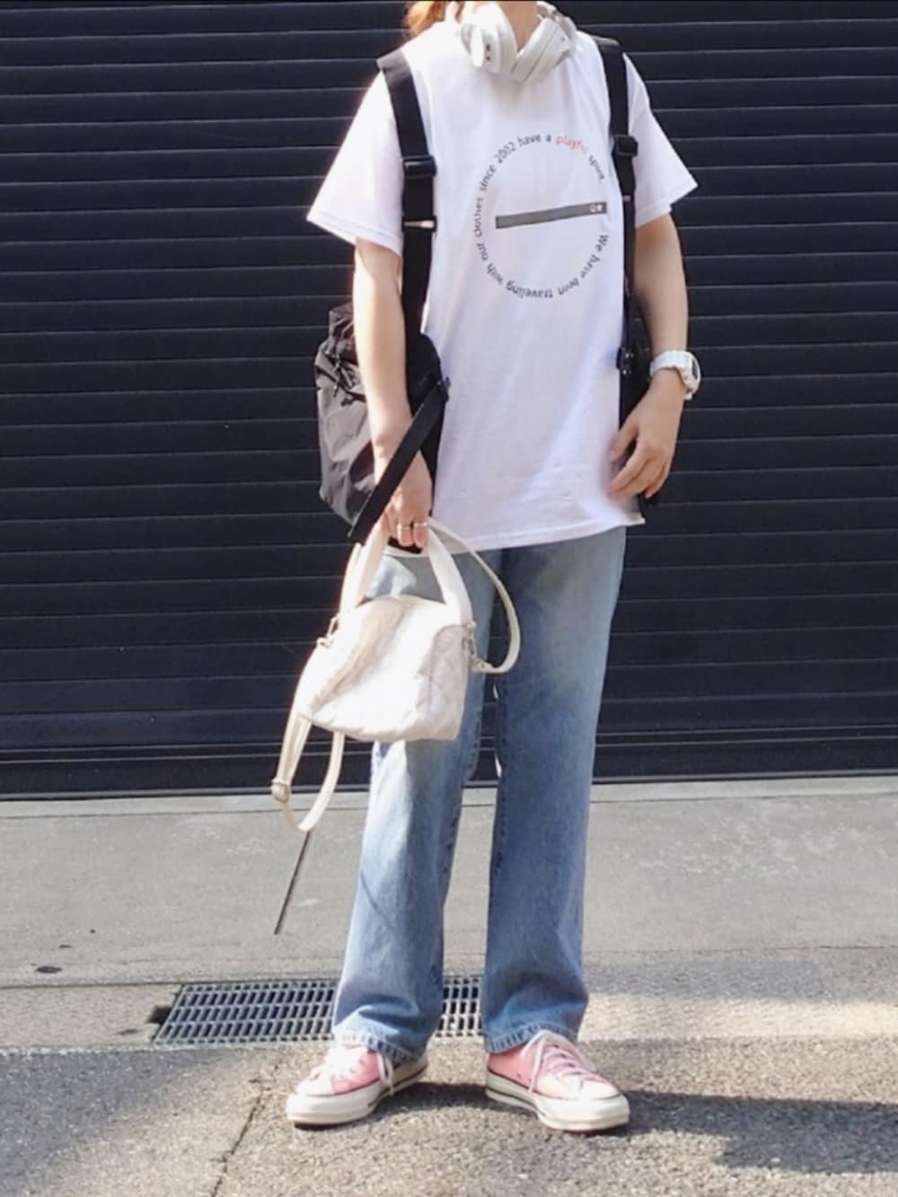 「ロゴT、白Tシャツ、デニム、ベスト、レイヤードスタイル、キャップ、スニーカー、大人カジュアル、シンプルコーデ、カジュアルコーデ、春夏コーデ、休日スタイル、初夏コーデ、Q♥︎、SOMETHING」|「QのサークルロゴT(Tシャツ/カットソー、ホワイト系)」を使った、マルルン♪ さん(レディース・159cm)の春コーディネートの5枚目の写真
