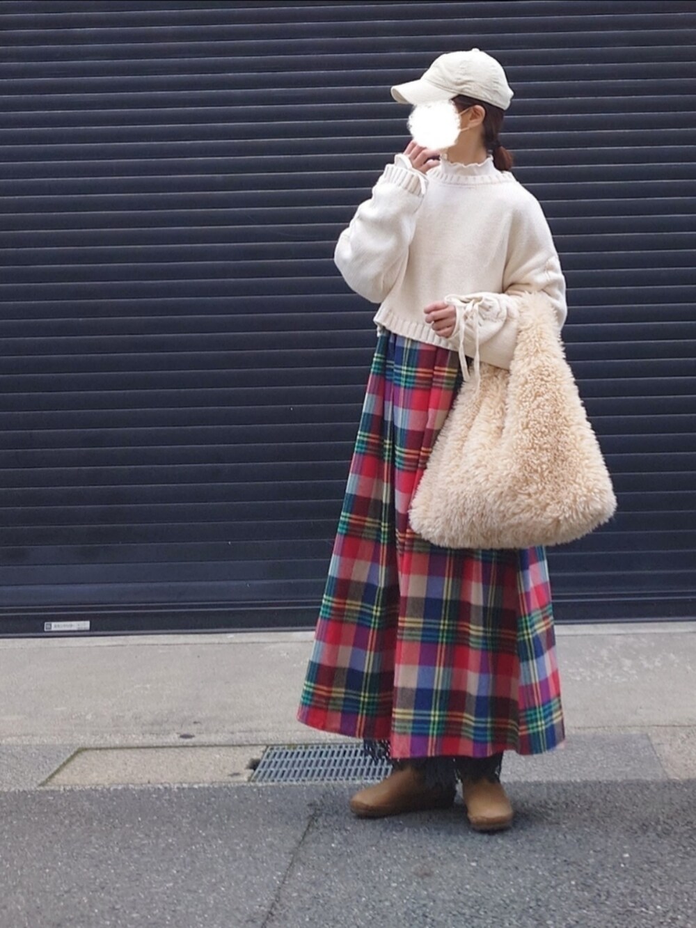 ホワイト系のニット/セーター、ホワイト系のTシャツ/カットソー、レッド系のワンピース/ドレスを着用したレディースの冬コーディネートの2枚目の写真