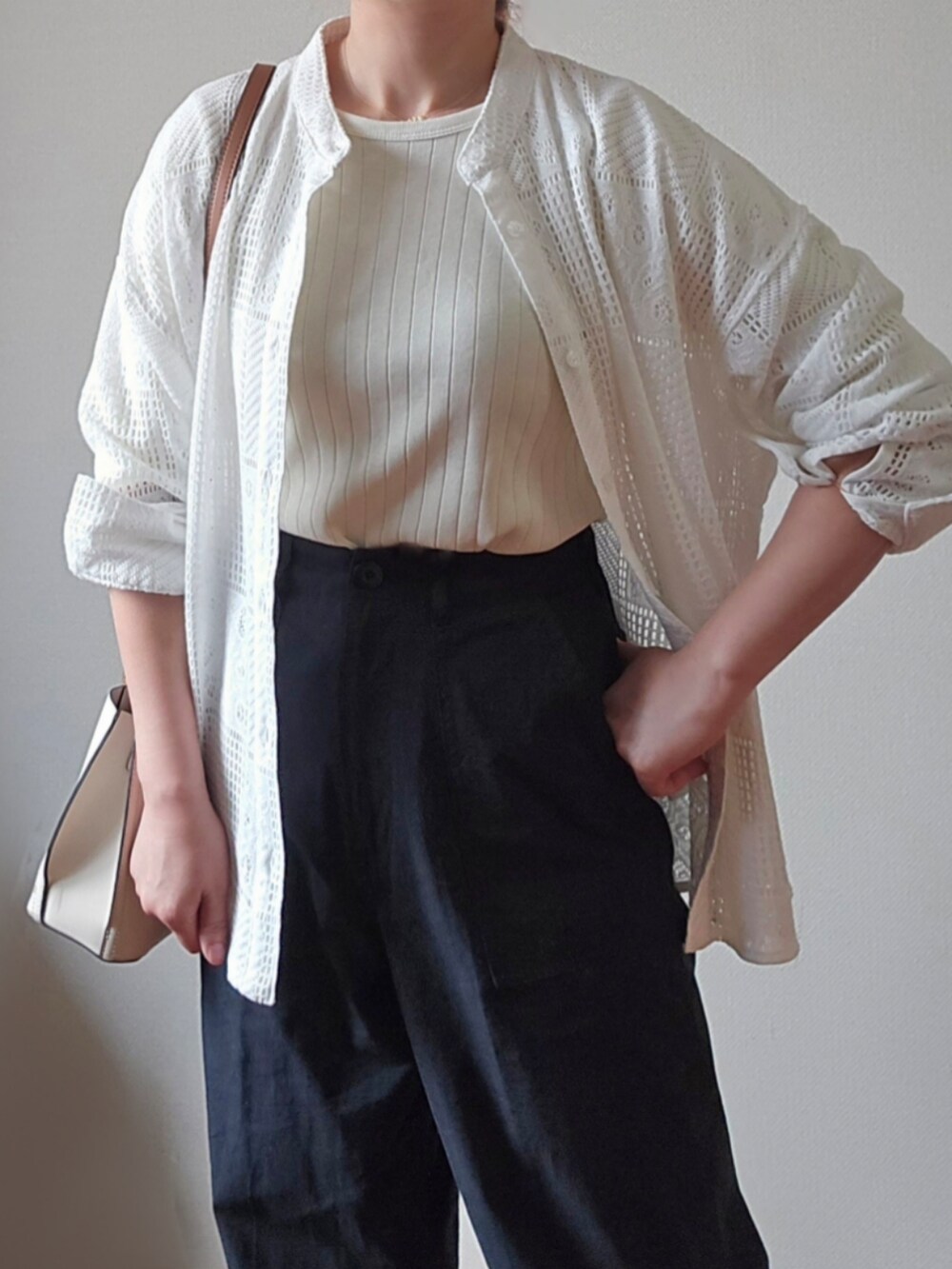 ブラック系のその他パンツ、ホワイト系のTシャツ/カットソー、ホワイト系のシャツ/ブラウスを着用したレディースの夏コーディネートの3枚目の写真