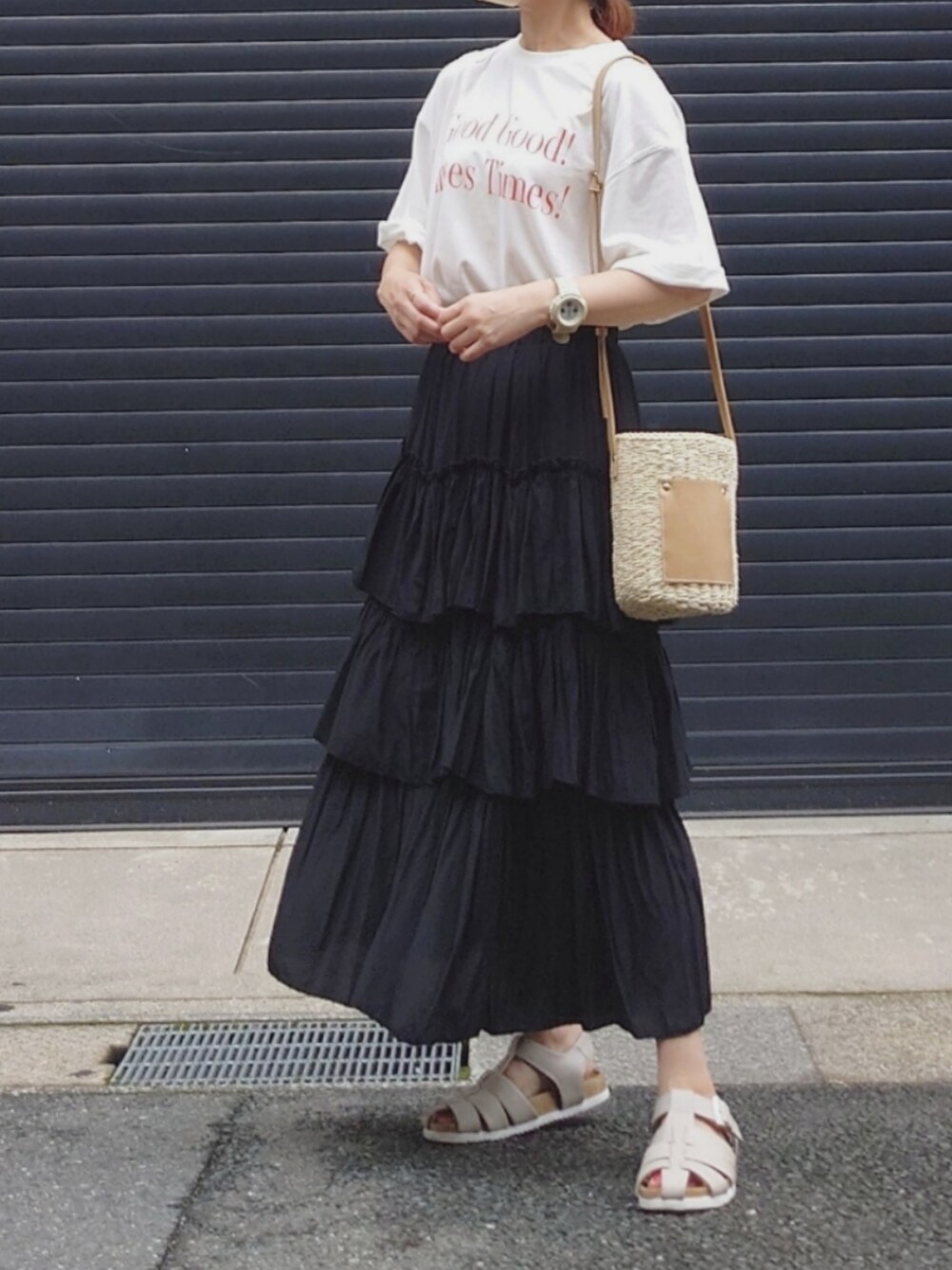 その他のTシャツ/カットソー、ブラック系のスカート、ベージュ系のかごバッグを着用したレディースの夏コーディネートの2枚目の写真