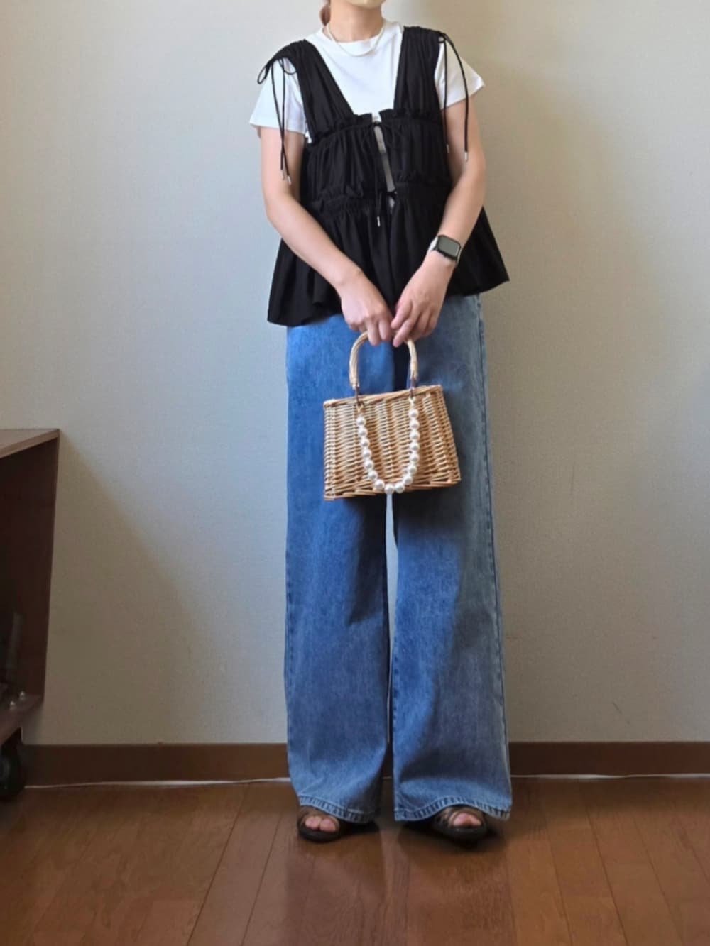 ブラック系のシャツ/ブラウス、ホワイト系のTシャツ/カットソー、ベージュ系のかごバッグを着用したレディースの夏コーディネートの5枚目の写真