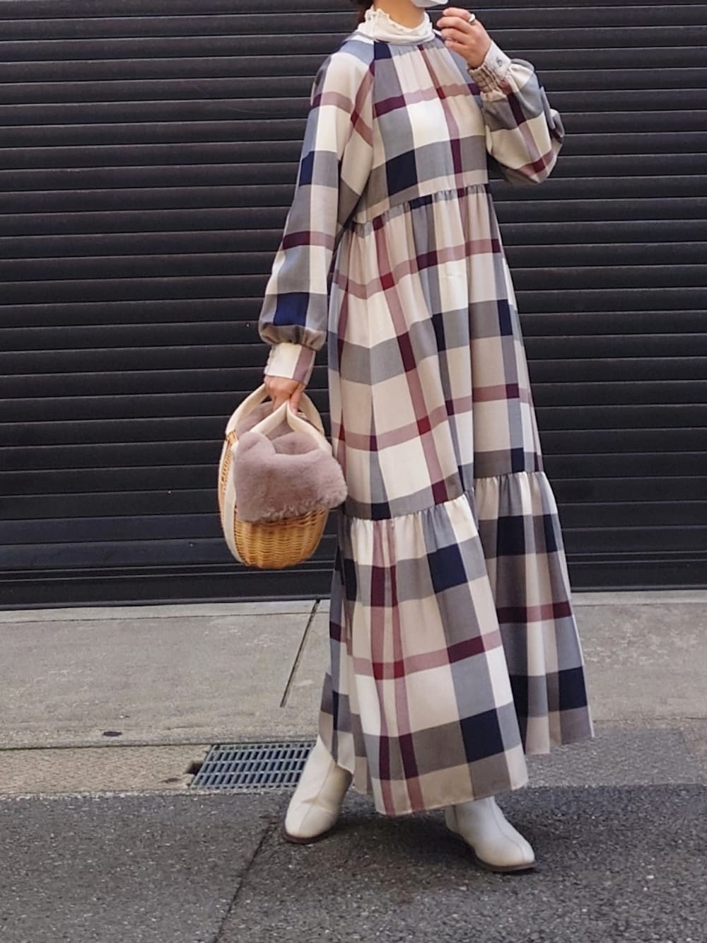 ベージュ系のワンピース、ホワイト系のTシャツ/カットソー、ベージュ系のブーツを着用したレディースの秋コーディネートの2枚目の写真