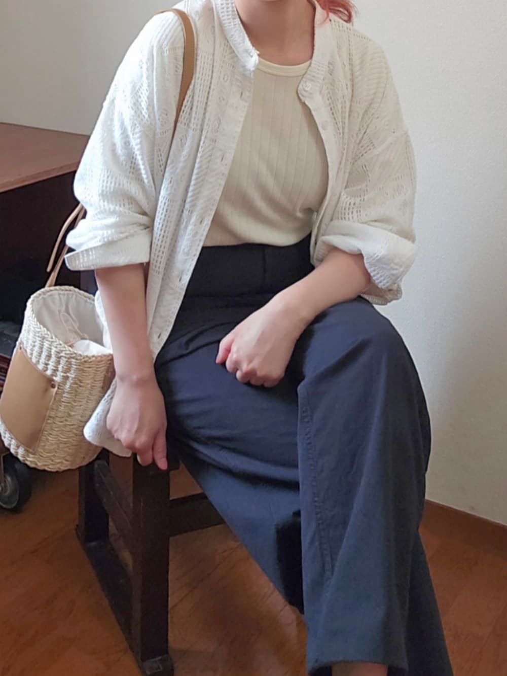 ブラック系のその他パンツ、ホワイト系のTシャツ/カットソー、ホワイト系のシャツ/ブラウスを着用したレディースの夏コーディネートの4枚目の写真