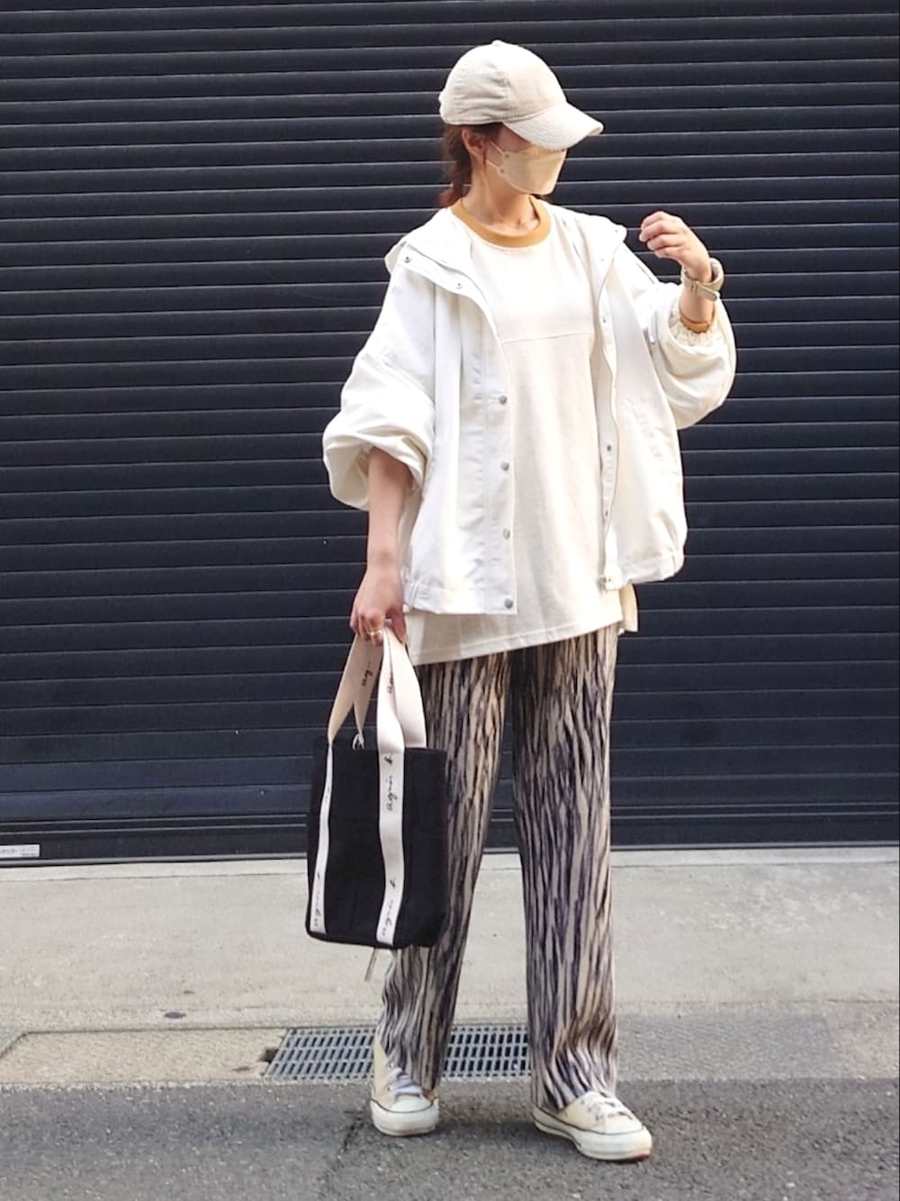 ホワイト系のマウンテンパーカー、グレー系のその他パンツ、ベージュ系のスウェットを着用したレディースの春コーディネートの2枚目の写真