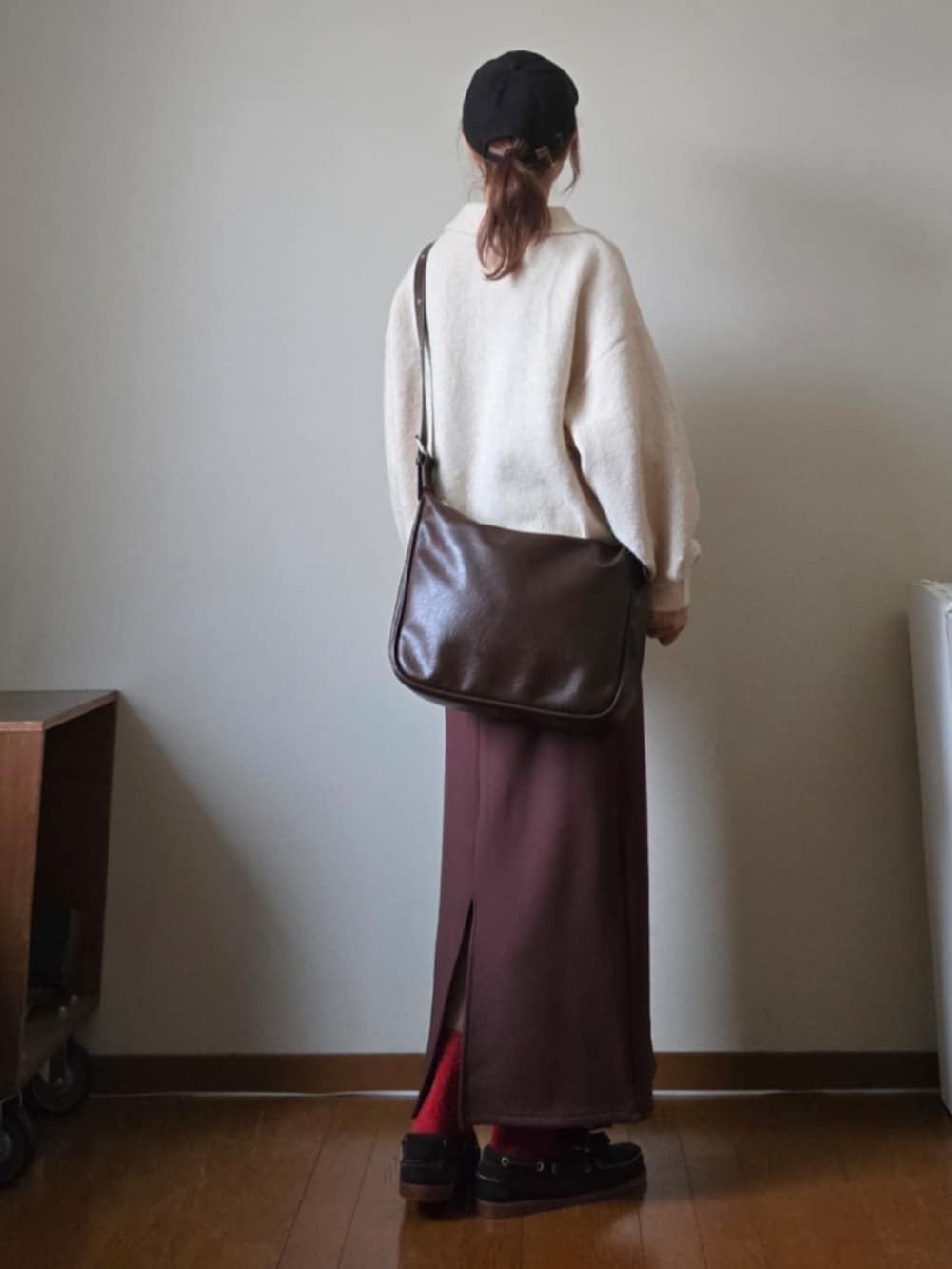 ホワイト系のその他アウター、ブラウン系のスカート、ブラウン系のショルダーバッグを着用したレディースの秋コーディネートの2枚目の写真