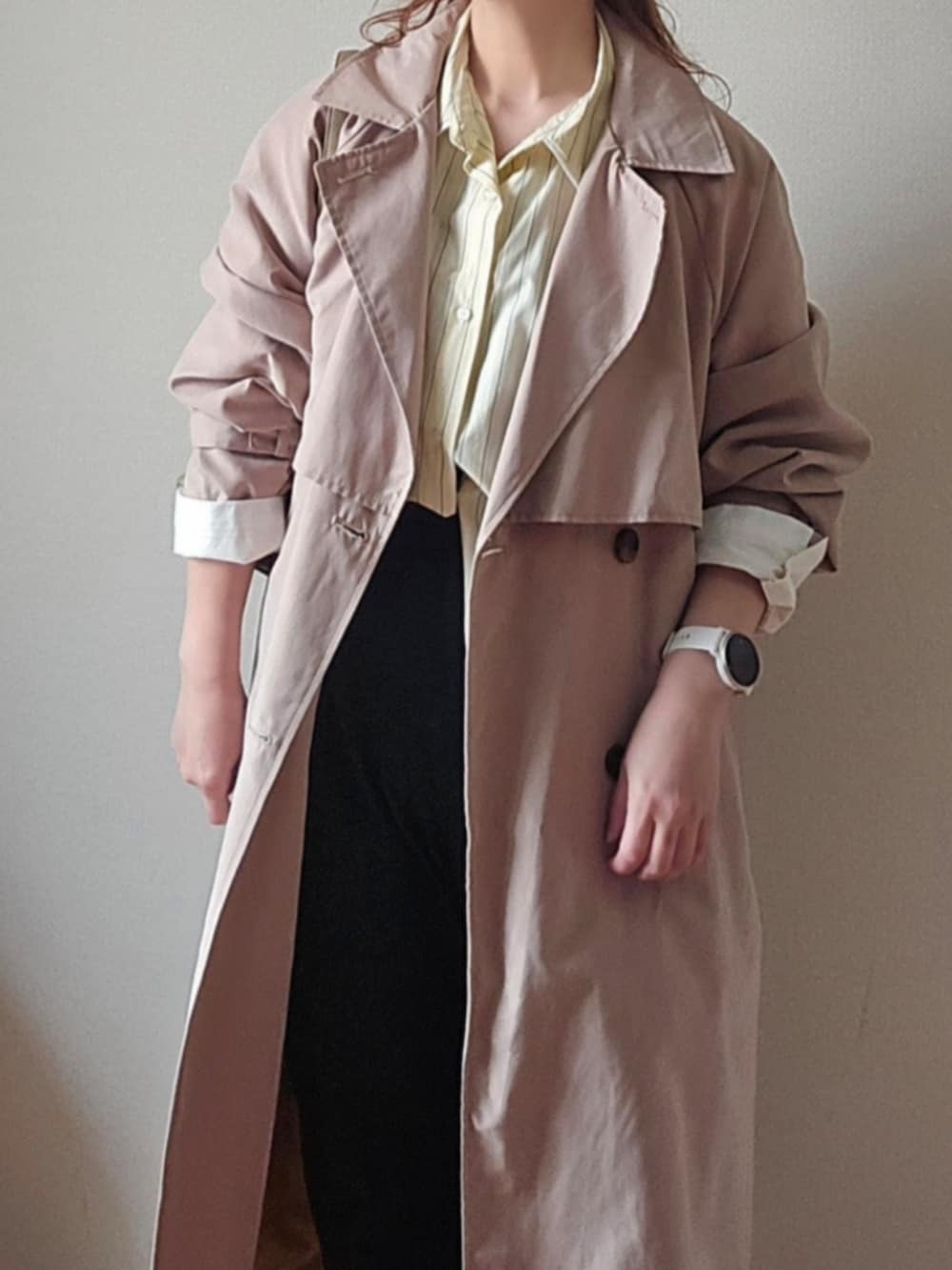 ベージュ系のトレンチコート、イエロー系のシャツ/ブラウス、ブルー系のその他パンツを着用したレディースの春コーディネートの4枚目の写真