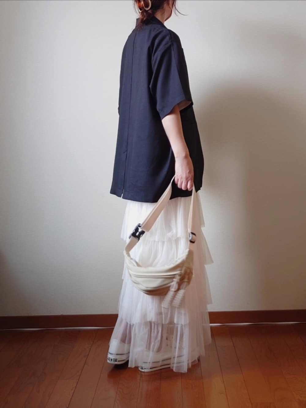 ブラック系のテーラードジャケット、ホワイト系のTシャツ/カットソー、ホワイト系のスカートを着用したレディースの夏コーディネートの2枚目の写真