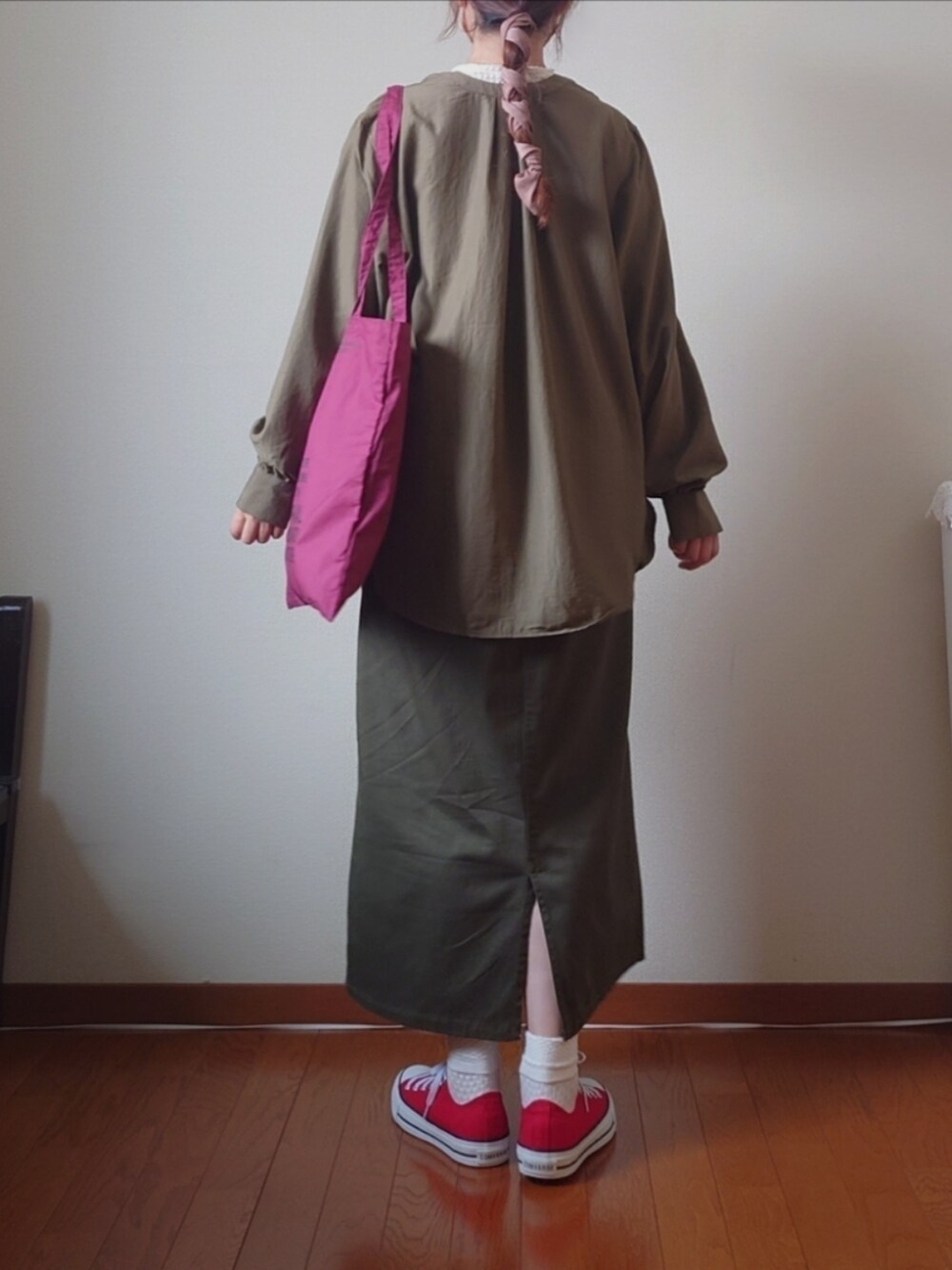 グリーン系のシャツ/ブラウス、グリーン系のスカート、ホワイト系のTシャツ/カットソーを着用したレディースの秋コーディネートの2枚目の写真