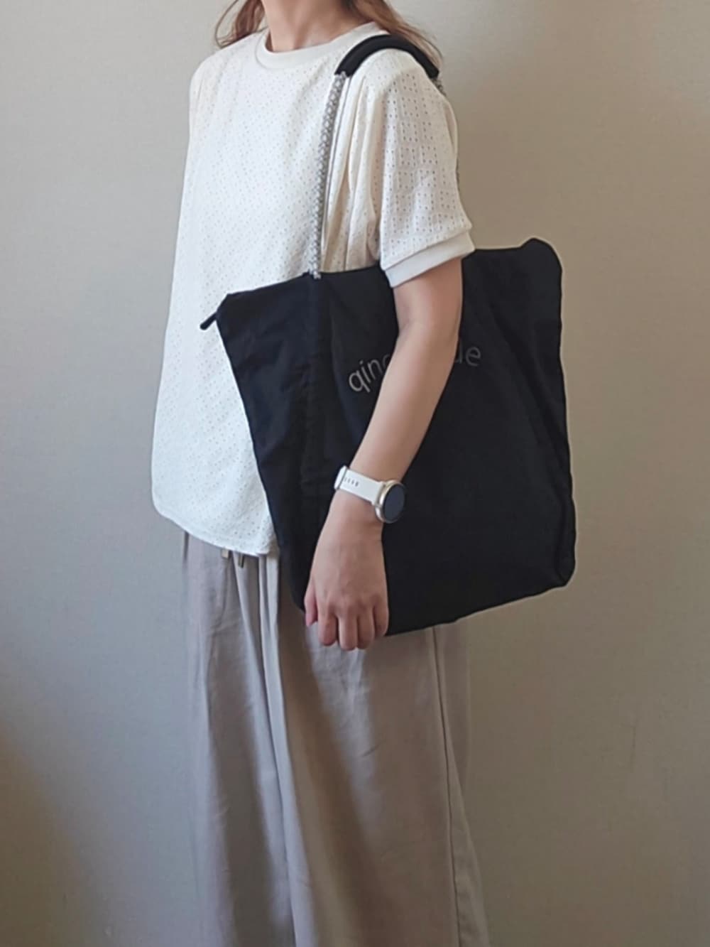 ホワイト系のTシャツ/カットソー、ベージュ系のその他パンツ、ブラック系のトートバッグを着用したレディースの夏コーディネートの5枚目の写真