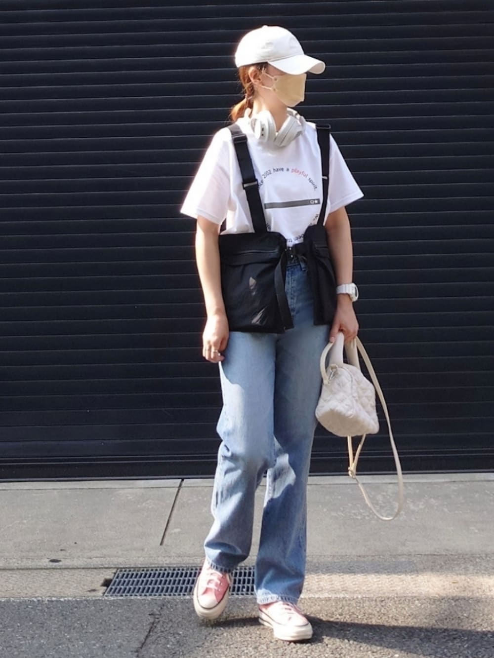 「ロゴT、白Tシャツ、デニム、ベスト、レイヤードスタイル、キャップ、スニーカー、大人カジュアル、シンプルコーデ、カジュアルコーデ、春夏コーデ、休日スタイル、初夏コーデ、Q♥︎、SOMETHING」|「QのサークルロゴT(Tシャツ/カットソー、ホワイト系)」を使った、マルルン♪ さん(レディース・159cm)の春コーディネートの3枚目の写真