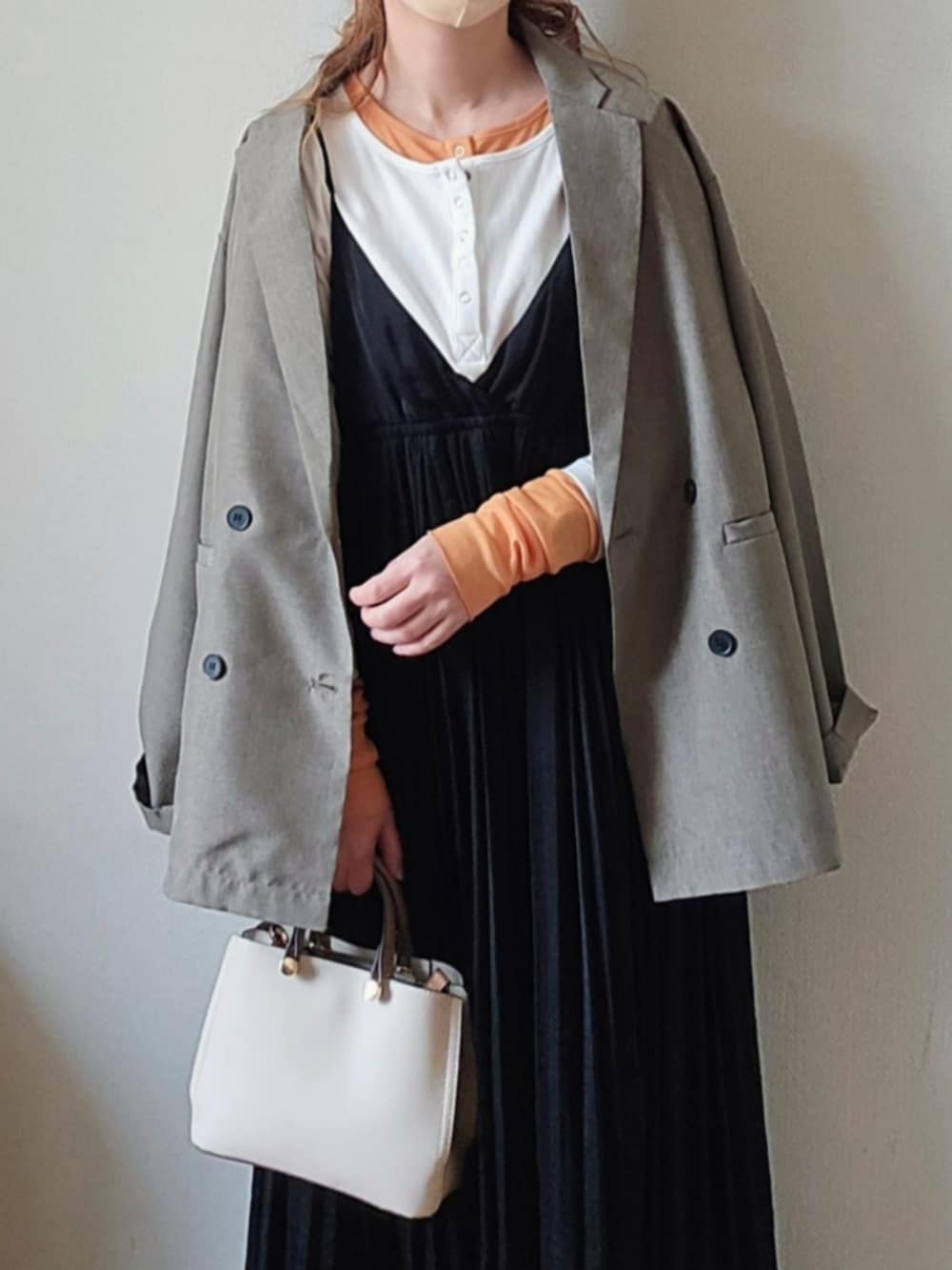 ホワイト系のTシャツ/カットソー、ベージュ系のテーラードジャケット、ブラック系のパンプスを着用したレディースの春コーディネートの4枚目の写真