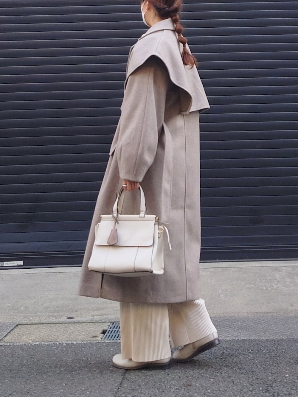 ベージュ系のその他アウター、ホワイト系のその他パンツ、ホワイト系のニット/セーターを着用したレディースの秋コーディネートの3枚目の写真