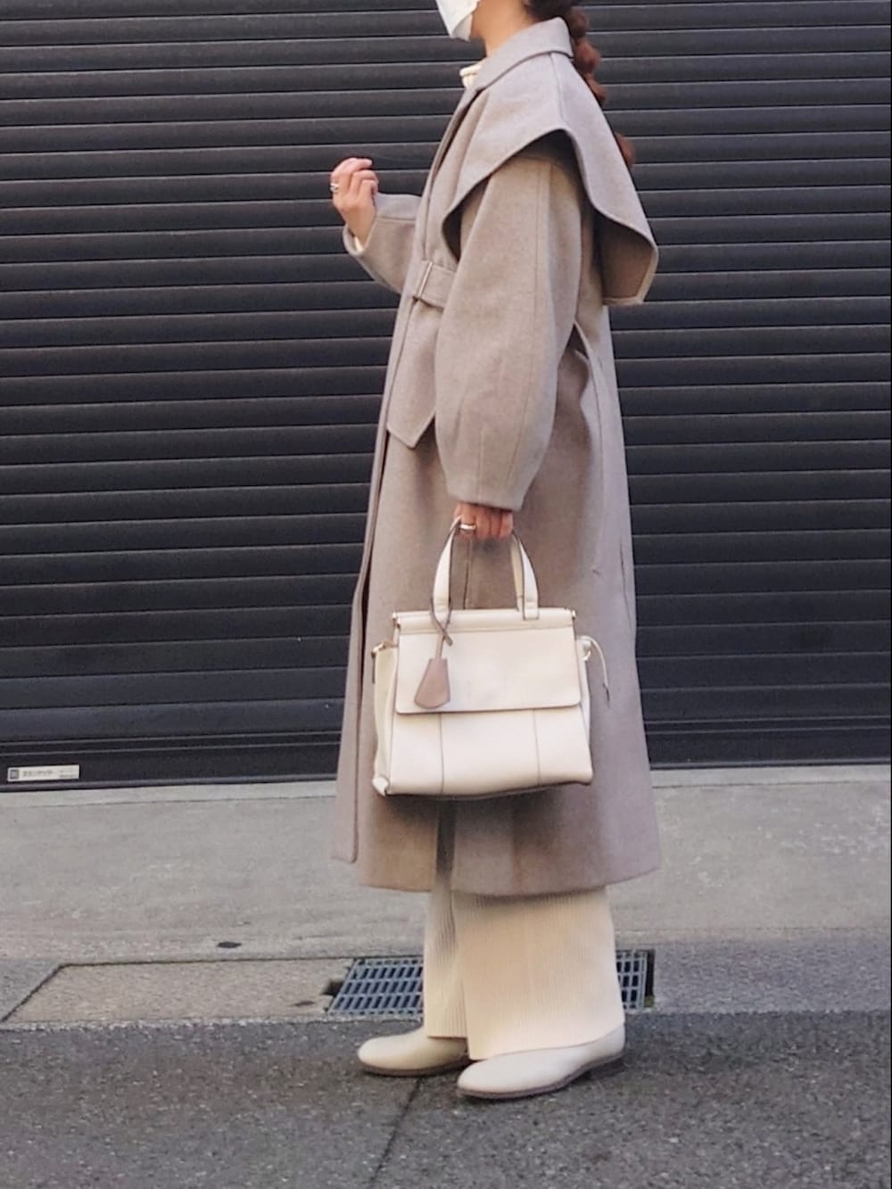 ベージュ系のその他アウター、ホワイト系のその他パンツ、ホワイト系のニット/セーターを着用したレディースの秋コーディネートの2枚目の写真