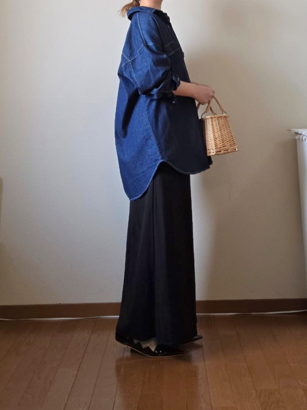 ブルー系のシャツ/ブラウス、ブラック系のワンピース、ベージュ系のかごバッグを着用したレディースの春コーディネートの2枚目の写真