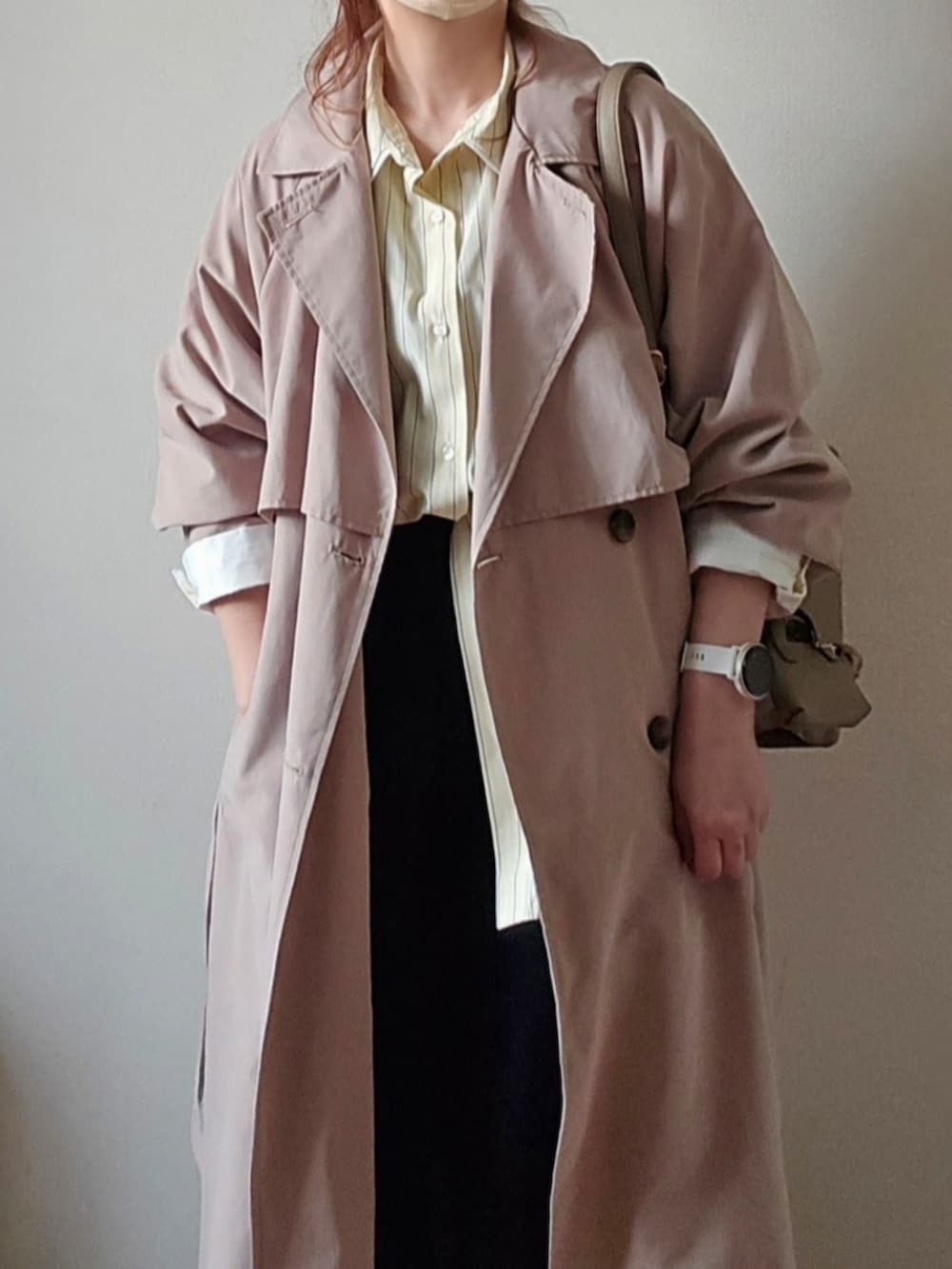 ベージュ系のトレンチコート、イエロー系のシャツ/ブラウス、ブルー系のその他パンツを着用したレディースの春コーディネートの3枚目の写真