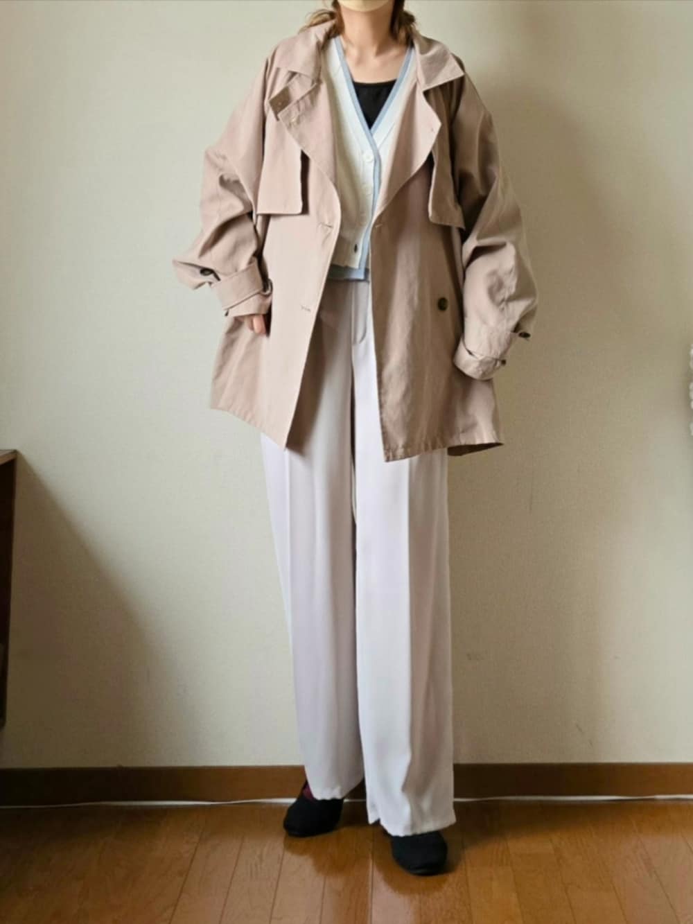 ベージュ系のトレンチコート、ホワイト系のカーディガン/ボレロ、ブラック系のパンプスを着用したレディースの春コーディネートの5枚目の写真