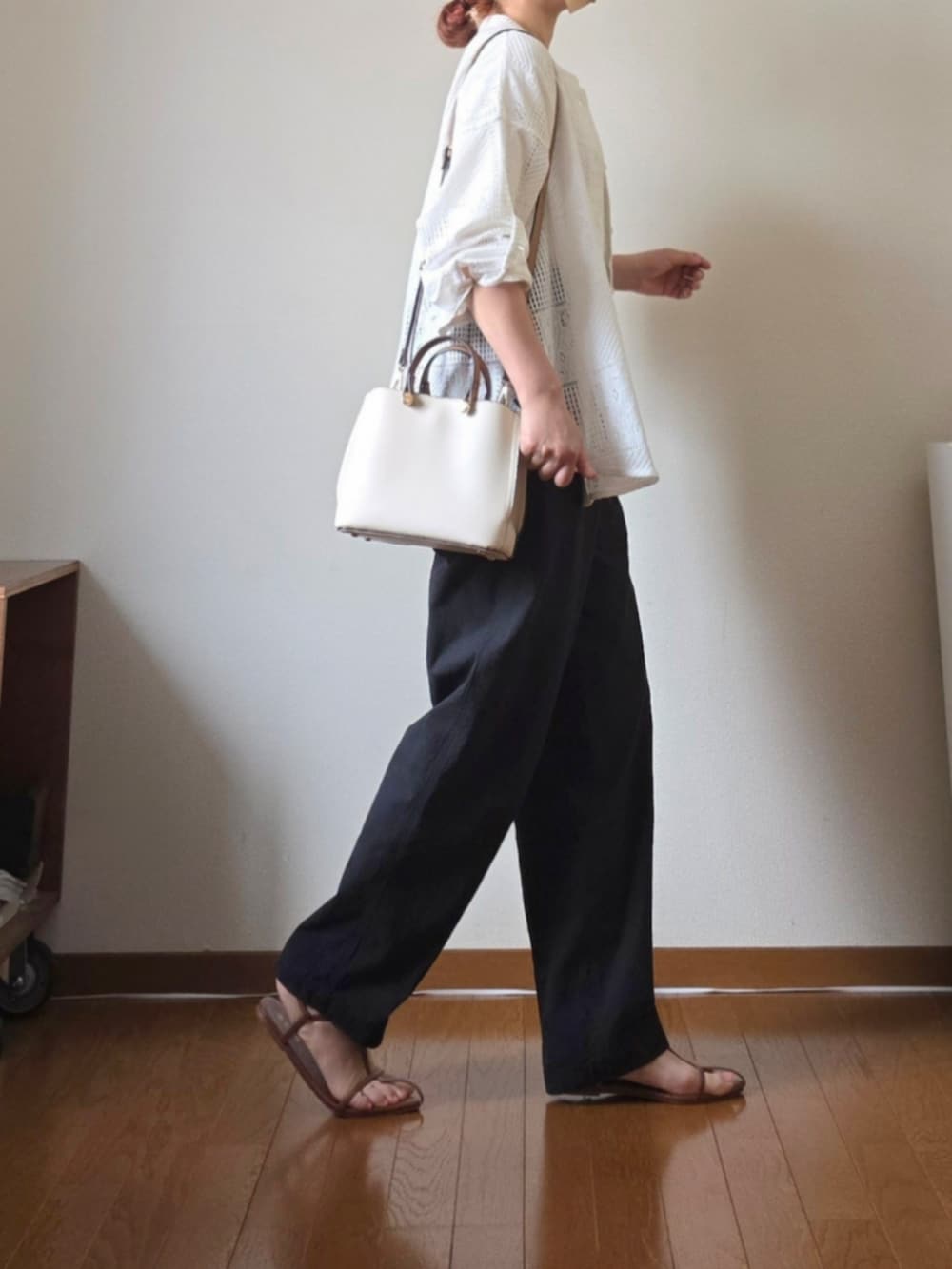 ブラック系のその他パンツ、ホワイト系のTシャツ/カットソー、ホワイト系のシャツ/ブラウスを着用したレディースの夏コーディネートの2枚目の写真