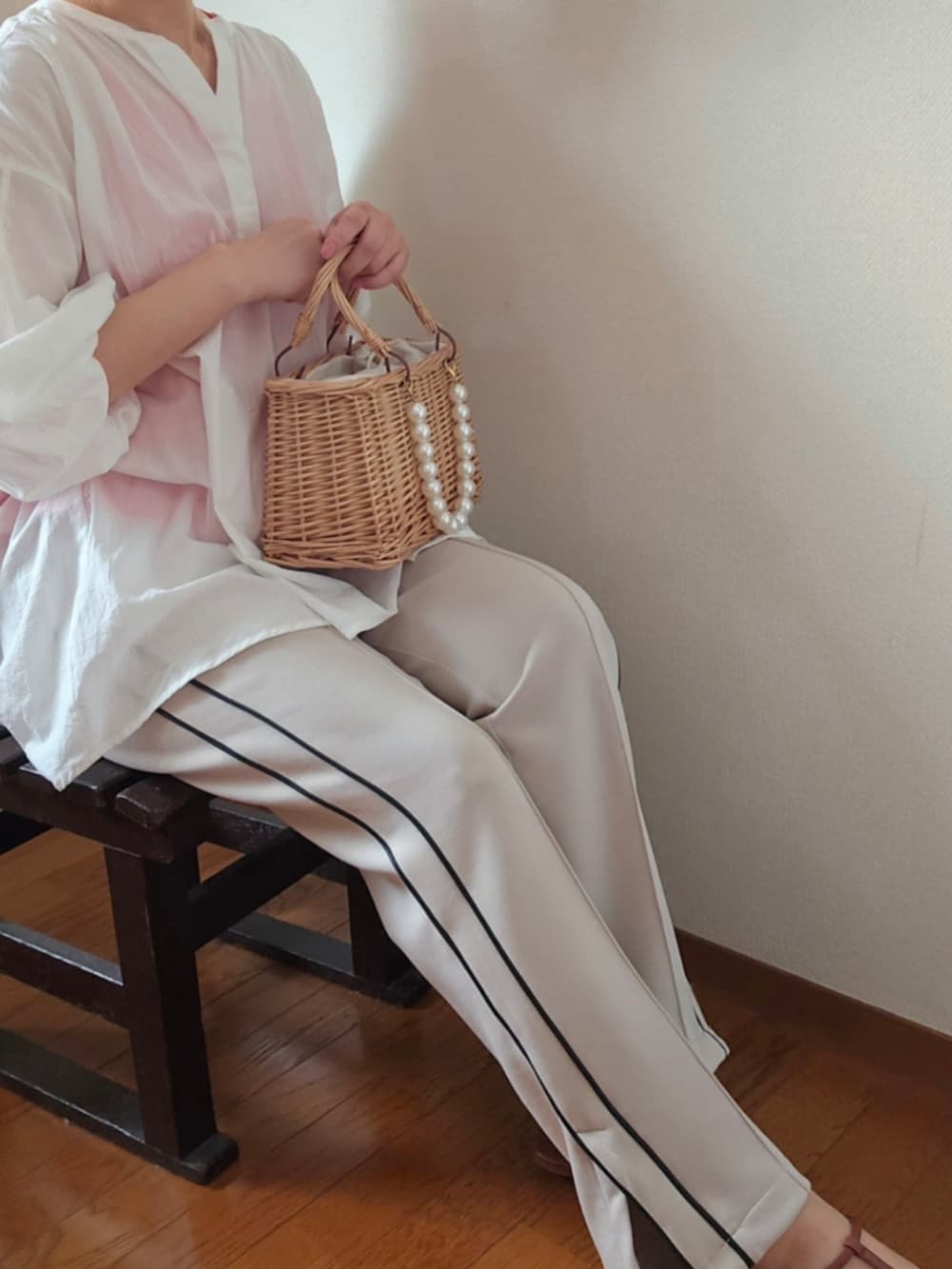 ベージュ系のスウェットパンツ、ホワイト系のシャツ/ブラウス、レッド系のキャミソールを着用したレディースの春コーディネートの2枚目の写真