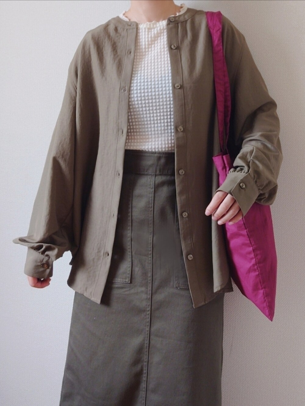 グリーン系のシャツ/ブラウス、グリーン系のスカート、ホワイト系のTシャツ/カットソーを着用したレディースの秋コーディネートの4枚目の写真