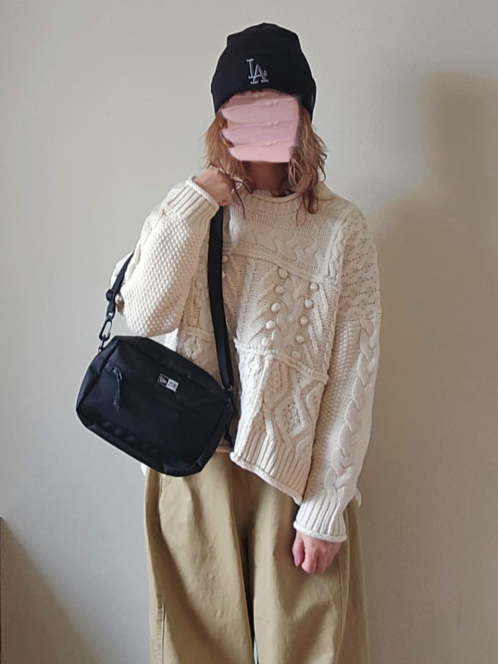 ブラック系のショルダーバッグ、ベージュ系のその他パンツ、ホワイト系のニット/セーターを着用したレディースの冬コーディネートの5枚目の写真