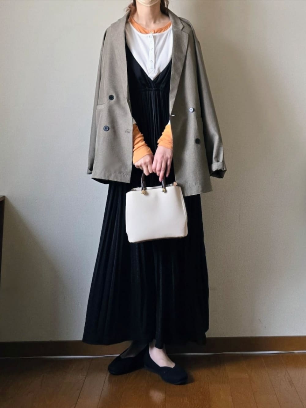 ホワイト系のTシャツ/カットソー、ベージュ系のテーラードジャケット、ブラック系のパンプスを着用したレディースの春コーディネートの2枚目の写真