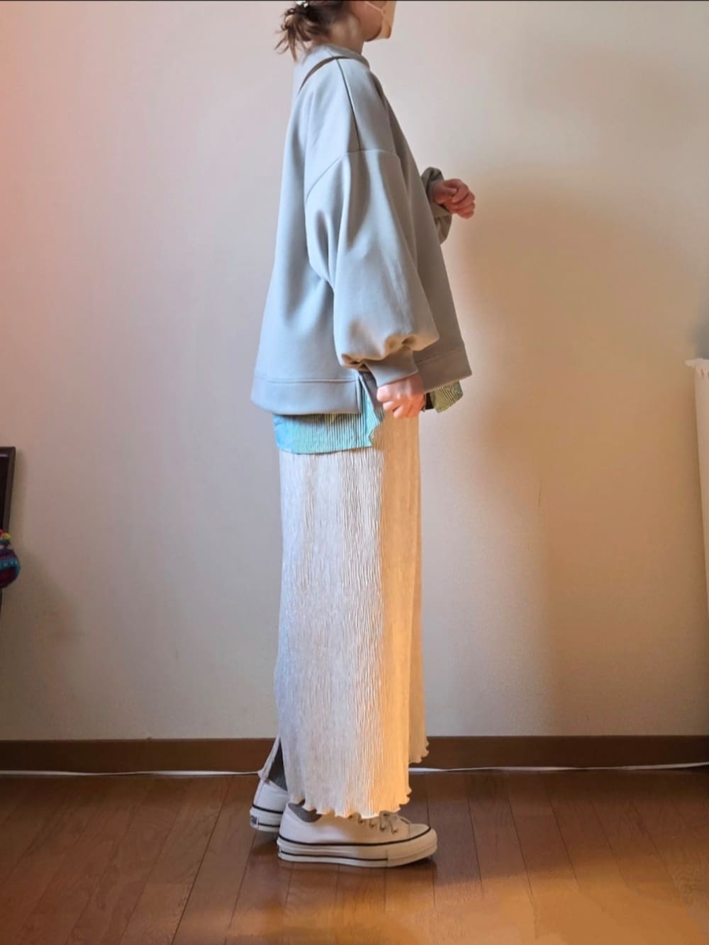 グリーン系のスウェット、グリーン系のシャツ/ブラウス、ホワイト系のスカートを着用したレディースの冬コーディネートの4枚目の写真