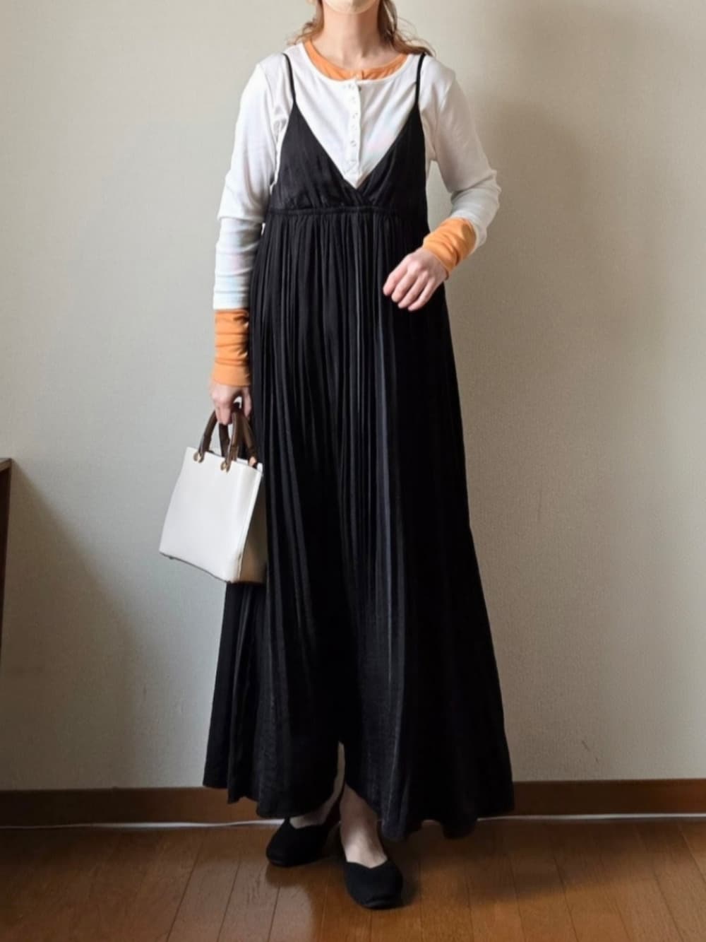 ホワイト系のTシャツ/カットソー、ベージュ系のテーラードジャケット、ブラック系のパンプスを着用したレディースの春コーディネートの3枚目の写真