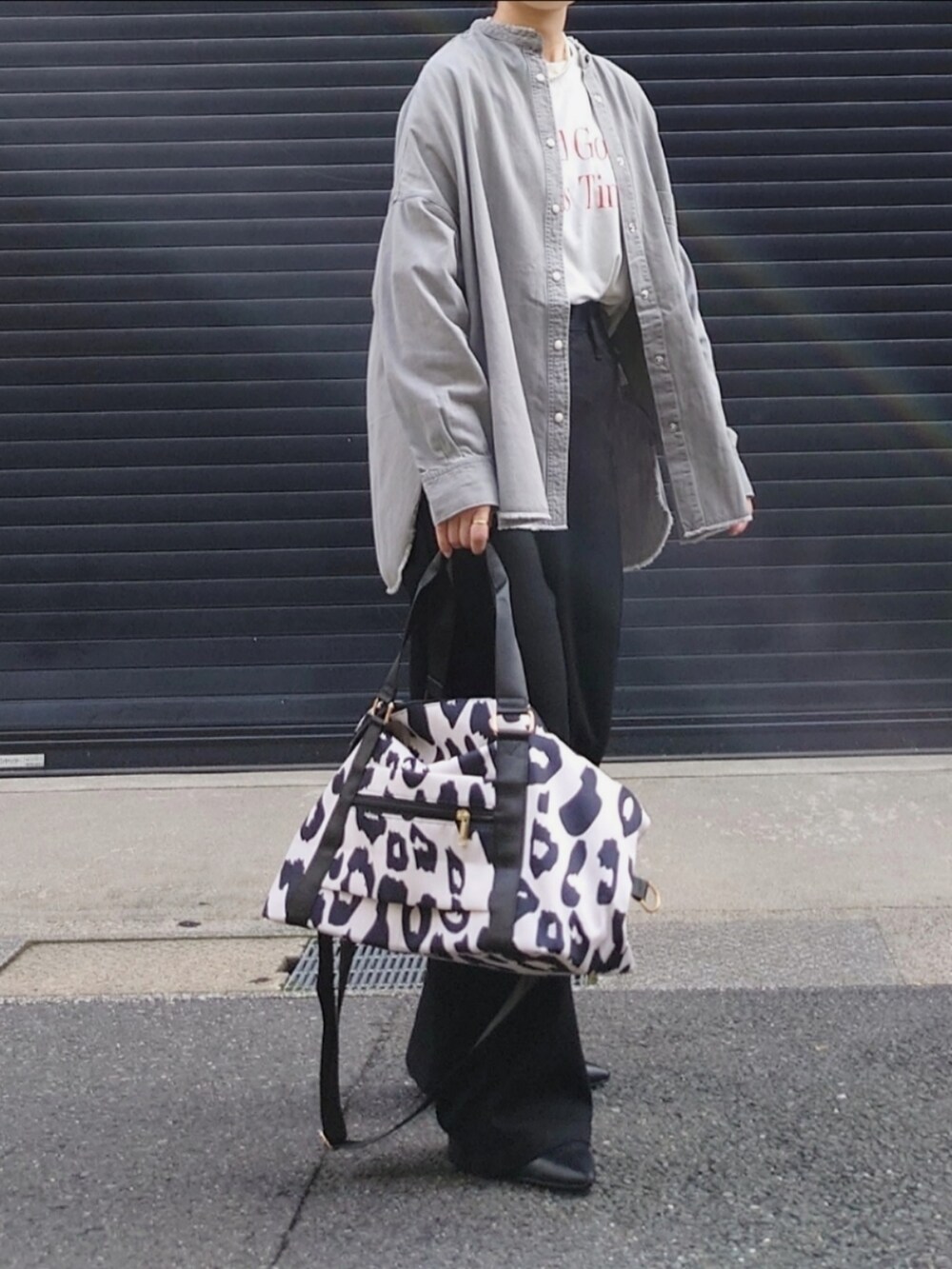 ブラック系のデニムパンツ、グレー系のシャツ/ブラウス、その他のTシャツ/カットソーを着用したレディースの秋コーディネートの2枚目の写真