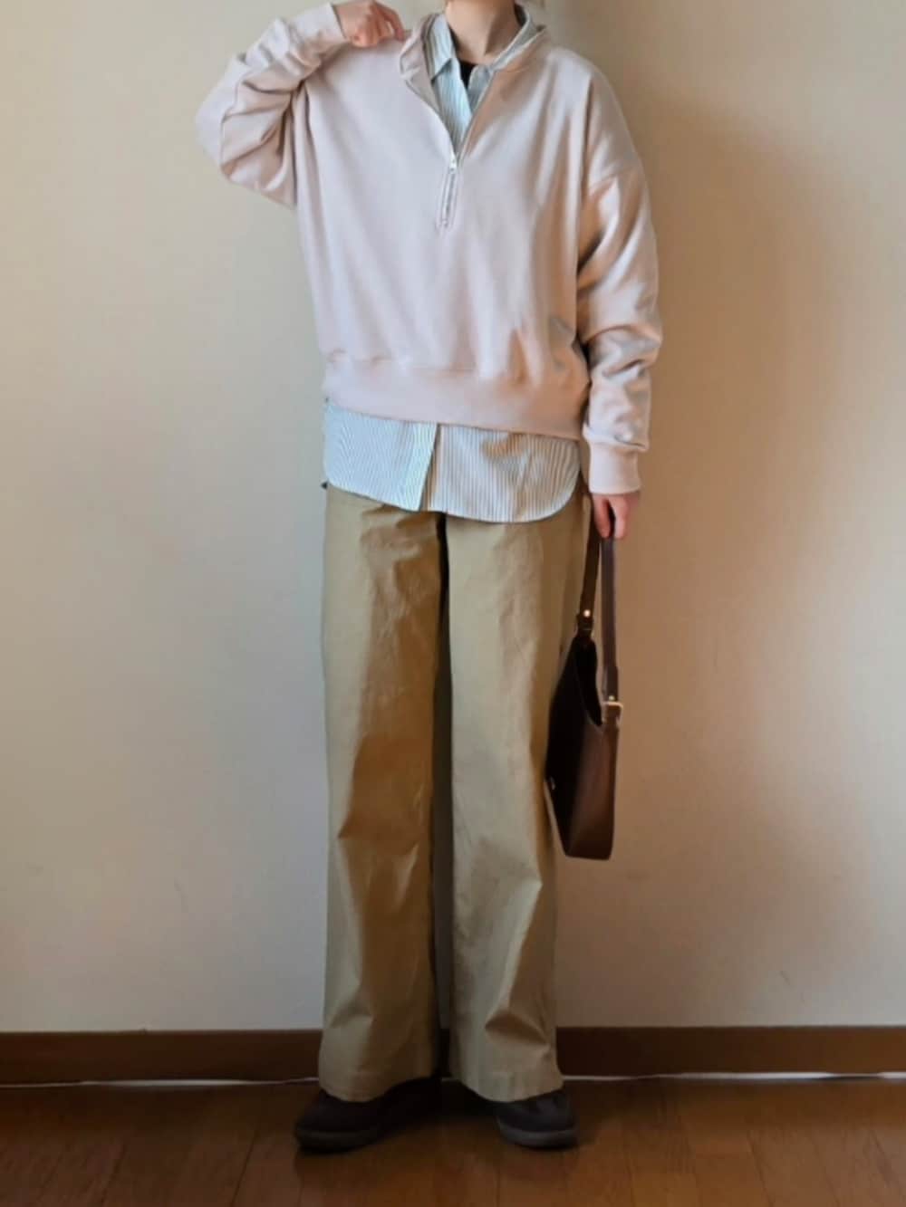 グリーン系のシャツ/ブラウス、ベージュ系のカーゴパンツ、ホワイト系のスウェットを着用したレディースの春コーディネートの3枚目の写真
