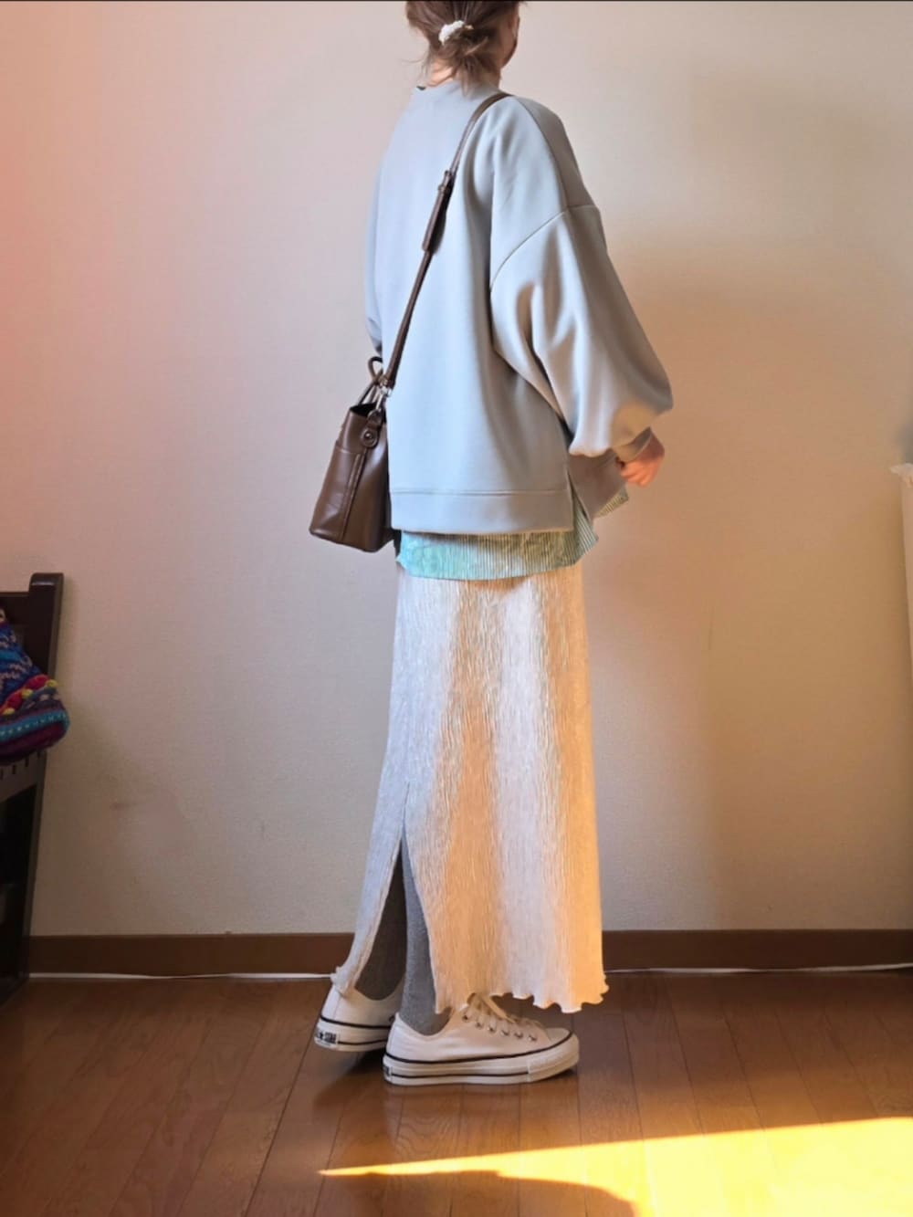 グリーン系のスウェット、グリーン系のシャツ/ブラウス、ホワイト系のスカートを着用したレディースの冬コーディネートの3枚目の写真