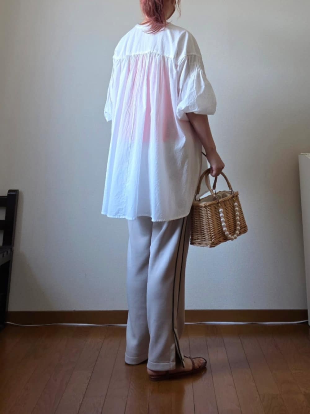 ベージュ系のスウェットパンツ、ホワイト系のシャツ/ブラウス、レッド系のキャミソールを着用したレディースの春コーディネートの4枚目の写真