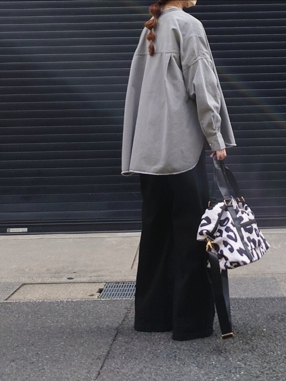 ブラック系のデニムパンツ、グレー系のシャツ/ブラウス、その他のTシャツ/カットソーを着用したレディースの秋コーディネートの3枚目の写真