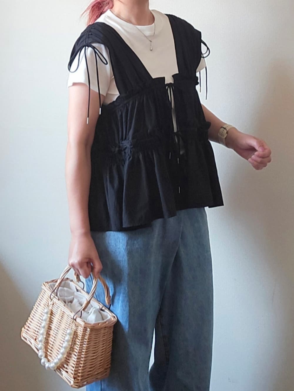 ブラック系のシャツ/ブラウス、ホワイト系のTシャツ/カットソー、ベージュ系のかごバッグを着用したレディースの夏コーディネートの3枚目の写真