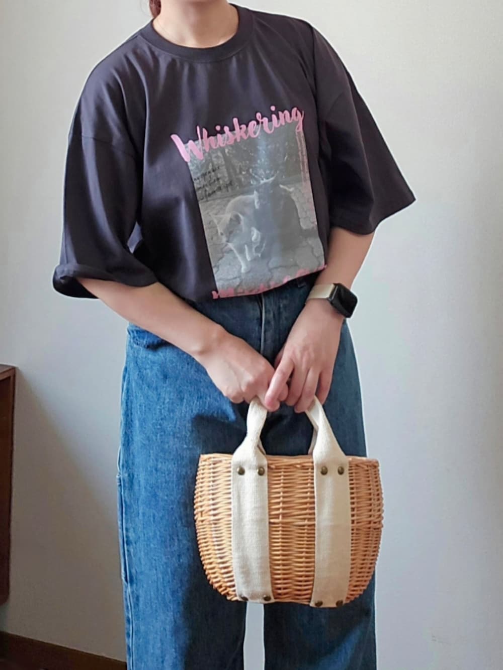 グレー系のTシャツ/カットソー、ブラック系のテーラードジャケット、ブルー系のデニムパンツを着用したレディースの夏コーディネートの2枚目の写真