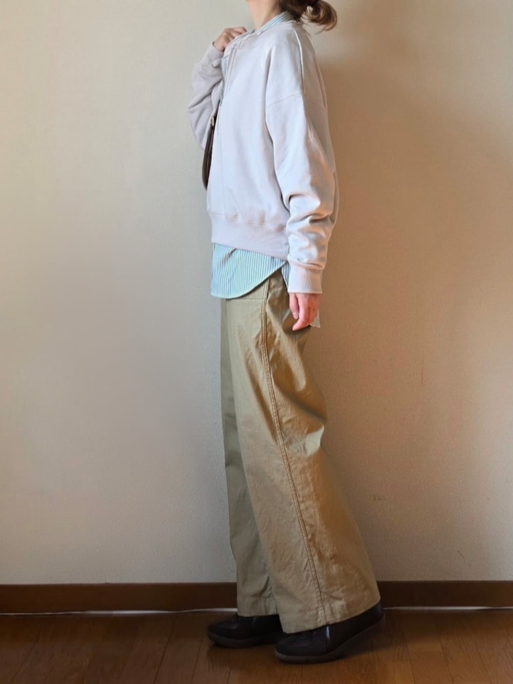 グリーン系のシャツ/ブラウス、ベージュ系のカーゴパンツ、ホワイト系のスウェットを着用したレディースの春コーディネートの4枚目の写真
