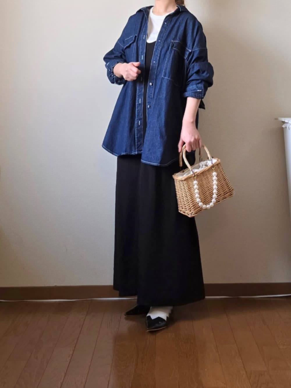 ブルー系のシャツ/ブラウス、ブラック系のワンピース、ベージュ系のかごバッグを着用したレディースの春コーディネートの3枚目の写真